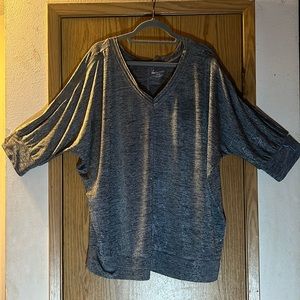 Ladies sparkly gray top sz2x with zippers on the shoulders
